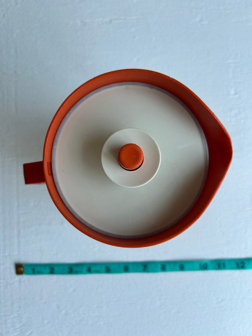Top of Tupperware lid for drink pitcher